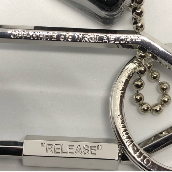 🆕 Off-White Arrow Bag Charm/ Key Ring - Picture 3 of 6